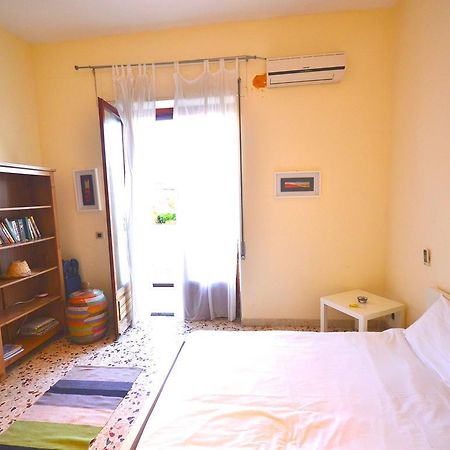 Cozy Holiday Home In Pozzillo With Terrace 阿奇雷亚莱 外观 照片