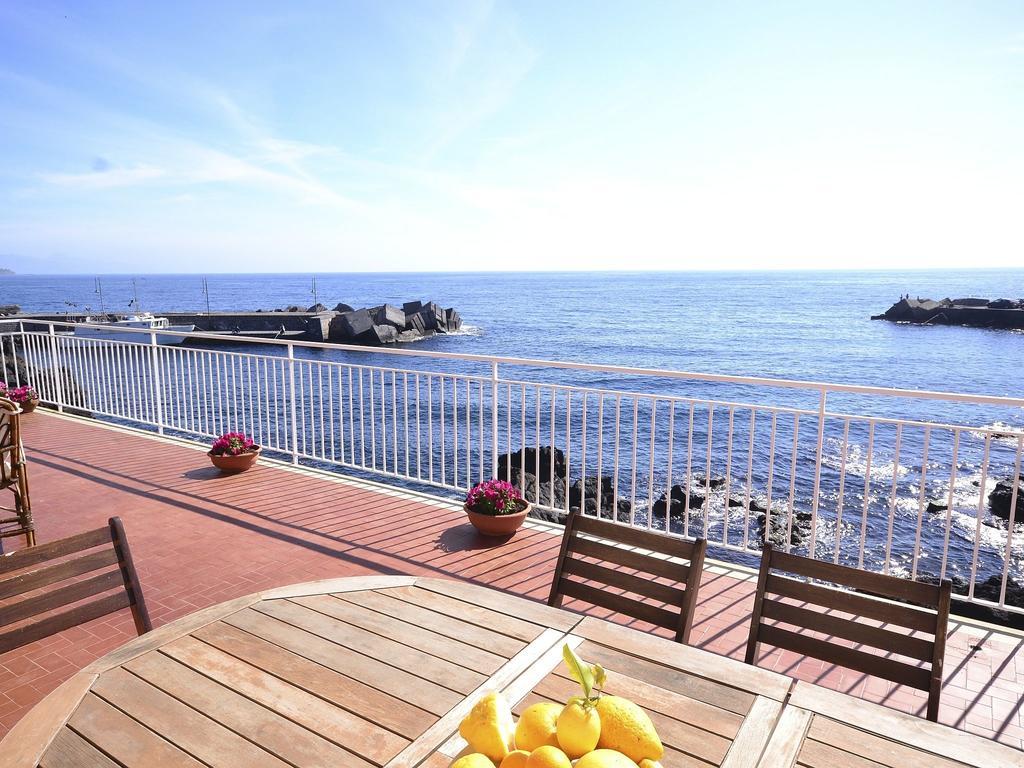 Cozy Holiday Home In Pozzillo With Terrace 阿奇雷亚莱 外观 照片