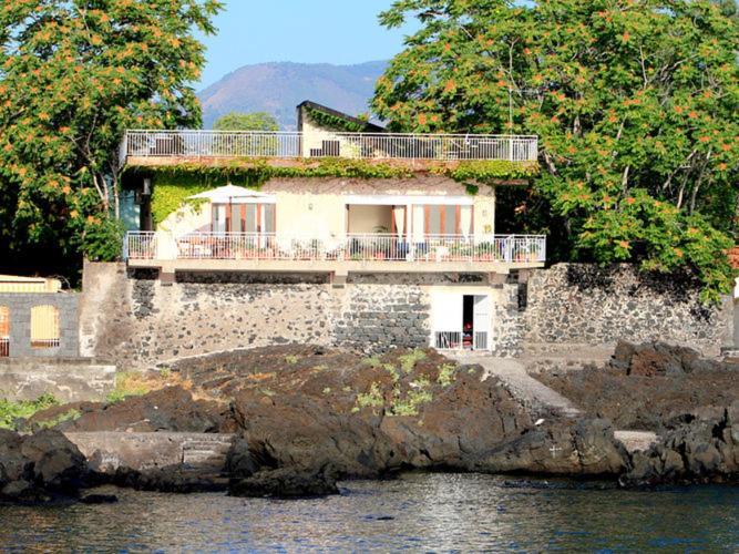 Cozy Holiday Home In Pozzillo With Terrace 阿奇雷亚莱 外观 照片